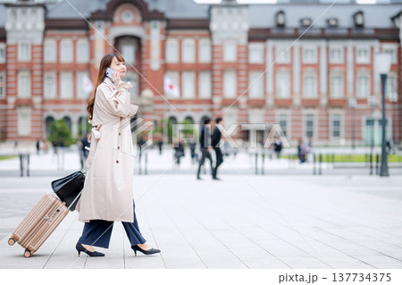 外出先で電話しているビジネスウーマン 137734375