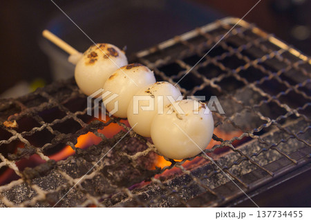 店頭で焼かれている串団子 137734455