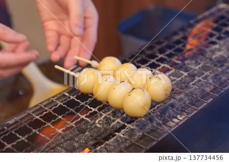 店頭で焼かれている串団子 137734456