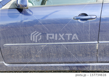 自動車ドアの汚れ 137734616