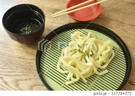 Zaru Udon cold Japanese rice noodles topping chop seaweed dipping shoyu sauce with slice spring onion on plate Zaru Udon cold Japanese rice noodles topping chop seaweed dipping shoyu sauce with slice spring onion on plate 137734775