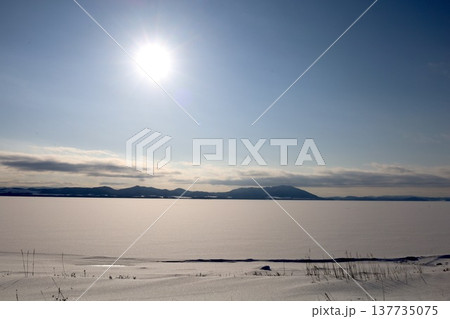 二月、極寒、冬の北海道、道東、晴天んおサロマ湖、湖畔、網走国定公園、ワッカ原生花園を訪れる女子旅 137735075