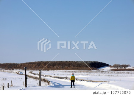 二月、極寒、冬の北海道、道東、晴天んおサロマ湖、湖畔、網走国定公園、ワッカ原生花園を訪れる女子旅 137735076
