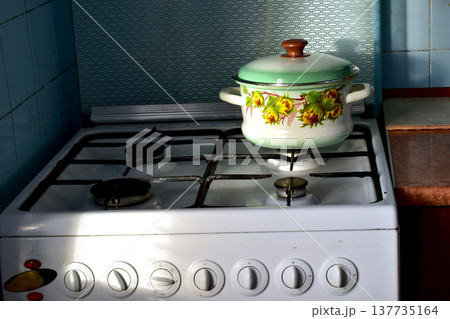 Gas stove and saucepan. 137735164
