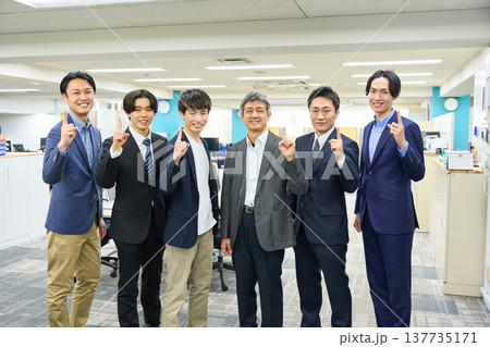 オフィスの広い空間で集合したビジネスパーソン大人数 全身写真撮影 137735171