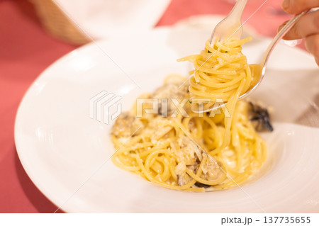 おいしいカキのクリームパスタ 137735655