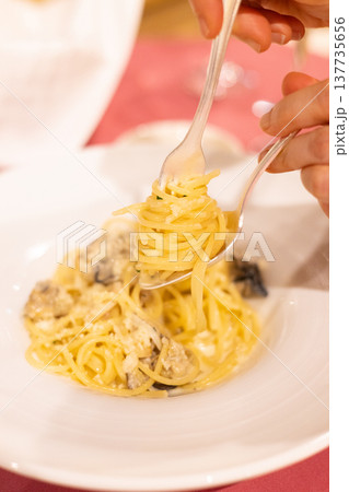 おいしいカキのクリームパスタ おいしいカキのクリームパスタ 137735656