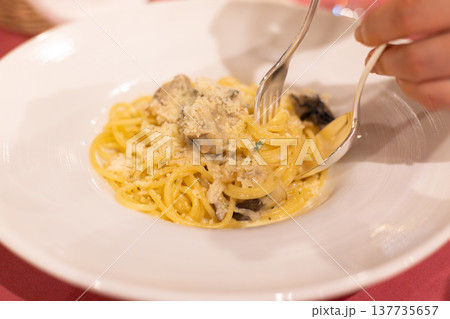 おいしいカキのクリームパスタ おいしいカキのクリームパスタ 137735657