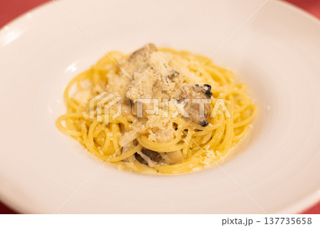 おいしいカキのクリームパスタ 137735658
