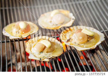 ホタテ貝のグリル　Grilled scallops over charcoal outdoors 137735724