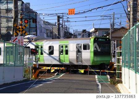 山手線唯一の踏切：第二中里踏切（東京都北区） 137735863