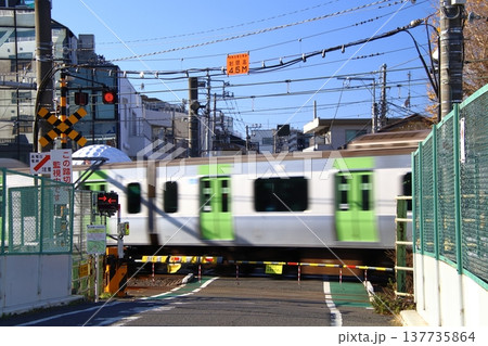 山手線唯一の踏切:第二中里踏切(東京都北区) 山手線唯一の踏切:第二中里踏切(東京都北区) 137735864