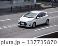 道路を走行中のハイブリッドコンパクトカー　 137735870