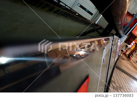 鏡面に映り込む夜の街並みと乗用車 137736083