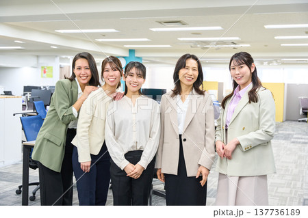 笑顔でカメラを見つめチームワークを感じさせる女性社員5人の集合写真 オフィス 137736189
