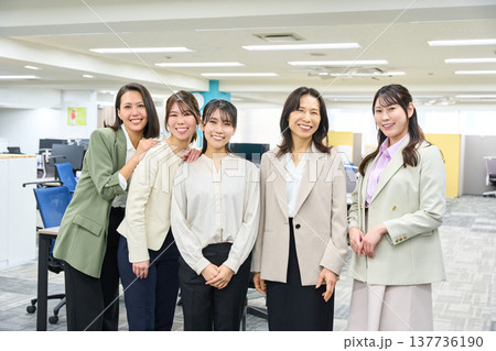 笑顔でカメラを見つめチームワークを感じさせる女性社員5人の集合写真 オフィス 笑顔でカメラを見つめチームワークを感じさせる女性社員5人の集合写真 オフィス 137736190