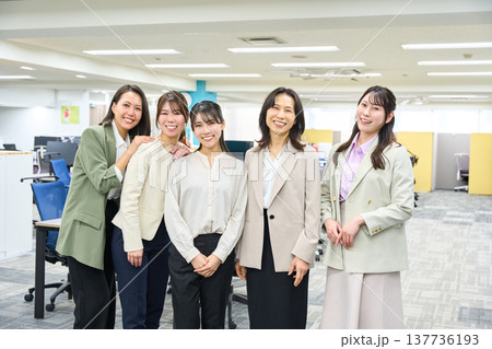 笑顔でカメラを見つめチームワークを感じさせる女性社員5人の集合写真 オフィス 笑顔でカメラを見つめチームワークを感じさせる女性社員5人の集合写真 オフィス 137736193
