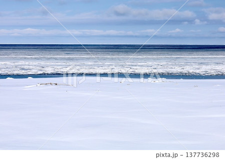 二月、極寒の冬の北海道、サロマ湖、道東、オホーツク海の流氷を望むサロマ湖の龍宮台展望台から望む流氷 二月、極寒の冬の北海道、サロマ湖、道東、オホーツク海の流氷を望むサロマ湖の龍宮台展望台から望む流氷 137736298