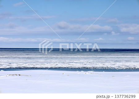 二月、極寒の冬の北海道、サロマ湖、道東、オホーツク海の流氷を望むサロマ湖の龍宮台展望台から望む流氷 137736299