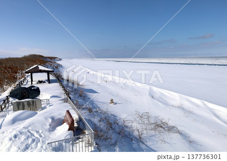 二月、極寒の冬の北海道、サロマ湖、道東、オホーツク海の流氷を望むサロマ湖の龍宮台展望台から望む流氷 137736301