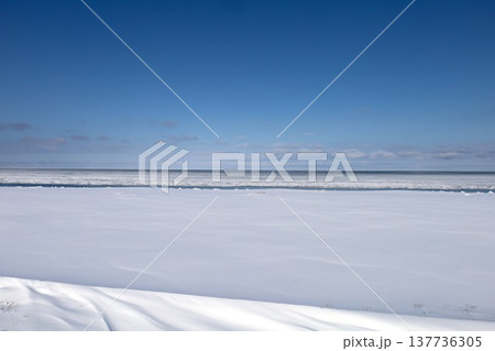 二月、極寒の冬の北海道、サロマ湖、道東、オホーツク海の流氷を望むサロマ湖の龍宮台展望台から望む流氷 二月、極寒の冬の北海道、サロマ湖、道東、オホーツク海の流氷を望むサロマ湖の龍宮台展望台から望む流氷 137736305
