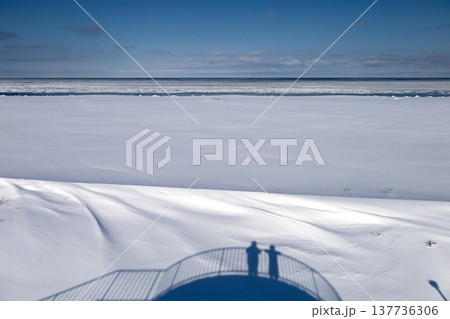 二月、極寒の冬の北海道、サロマ湖、道東、オホーツク海の流氷を望むサロマ湖の龍宮台展望台から望む流氷 137736306