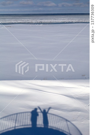 二月、極寒の冬の北海道、サロマ湖、道東、オホーツク海の流氷を望むサロマ湖の龍宮台展望台から望む流氷 二月、極寒の冬の北海道、サロマ湖、道東、オホーツク海の流氷を望むサロマ湖の龍宮台展望台から望む流氷 137736309