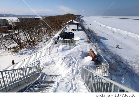 二月、極寒の冬の北海道、サロマ湖、道東、オホーツク海の流氷を望むサロマ湖の龍宮台展望台から望む流氷 137736310