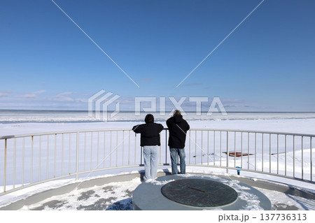 二月、極寒の冬の北海道、サロマ湖、道東、オホーツク海の流氷を望むサロマ湖の龍宮台展望台から望む流氷 二月、極寒の冬の北海道、サロマ湖、道東、オホーツク海の流氷を望むサロマ湖の龍宮台展望台から望む流氷 137736313