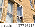 縦滑り出しの換気窓 137736317