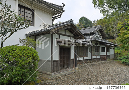 重要伝統的建造物群保存地区内子の町並みに佇む漆喰壁と豪壮な瓦屋根の古民家 137736563