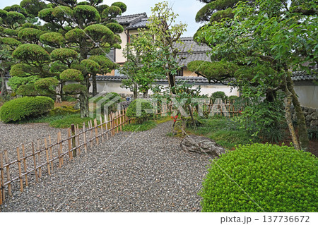 重要伝統的建造物群保存地区内子の豪商屋敷に広がる静謐な日本庭園と伝統建築 137736672