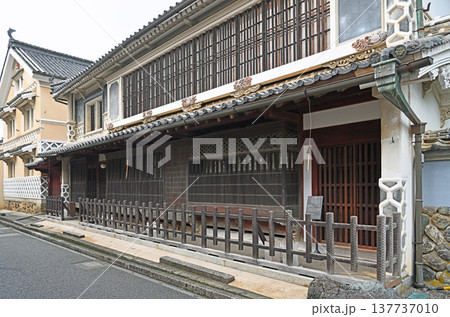 内子の町並み保存地区に現存する伝統的な木蝋商の豪商屋敷と美しい漆喰装飾 137737010