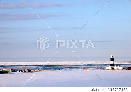 二月、極寒の冬の北海道、道東、網走、網走市、能取岬灯台で眺める流氷とサンセット、のとろ、アイヌ 137737182