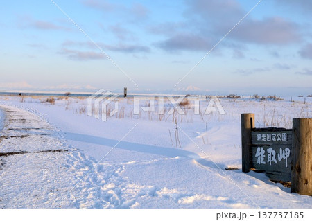 二月、極寒の冬の北海道、道東、網走、網走市、能取岬灯台で眺める流氷とサンセット、のとろ、アイヌ 137737185