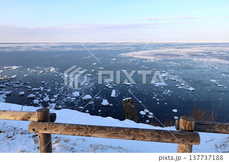 二月、極寒の冬の北海道、道東、網走、網走市、能取岬灯台で眺める流氷とサンセット、のとろ、アイヌ 二月、極寒の冬の北海道、道東、網走、網走市、能取岬灯台で眺める流氷とサンセット、のとろ、アイヌ 137737188