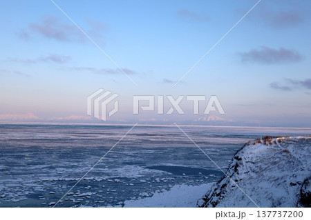 二月、極寒の冬の北海道、道東、網走、網走市、能取岬灯台で眺める流氷とサンセット、のとろ、アイヌ 137737200