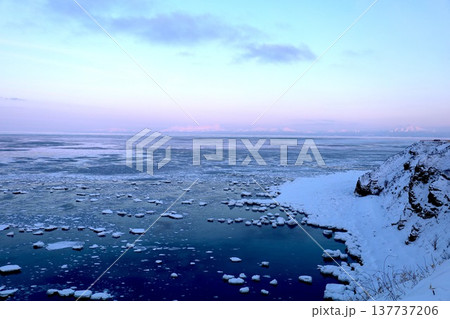 二月、極寒の冬の北海道、道東、網走、網走市、能取岬灯台で眺める流氷とサンセット、のとろ、アイヌ 二月、極寒の冬の北海道、道東、網走、網走市、能取岬灯台で眺める流氷とサンセット、のとろ、アイヌ 137737206