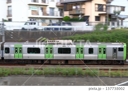 ［JY］山手線E235系電車（流し撮り） 137738002