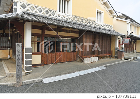 重要伝統的建造物群保存地区内子の街道に面したなまこ壁と格子戸が美しい伝統建築 137738113