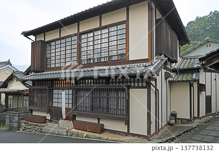 重要伝統的建造物群保存地区内子の街道に佇む端正な格子窓が印象的な伝統建築 137738132