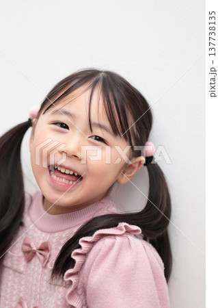4歳女の子の上半身 (白バック 無背景) 4歳女の子の上半身 (白バック 無背景) 137738135