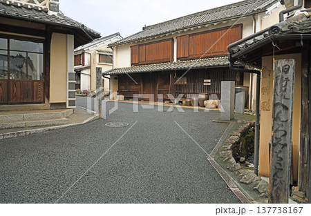重要伝統的建造物群保存地区内子の八日市護国町並み保存地区を象徴する歴史的な街道と商家の景観 137738167
