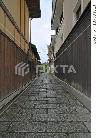 重要伝統的建造物群保存地区内子の町並みに残る美しい石畳の細道と伝統建築の街並み 137738213
