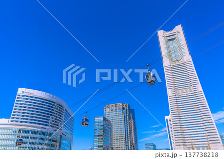 日本の横浜都市景観3月15日。横浜ランドマークタワーや横浜エアキャビンなどを望む 137738218