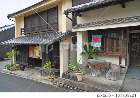 重要伝統的建造物群保存地区内子の街道に面した伝統ある和蝋燭店と夏情緒漂う店先の風景 重要伝統的建造物群保存地区内子の街道に面した伝統ある和蝋燭店と夏情緒漂う店先の風景 137738221