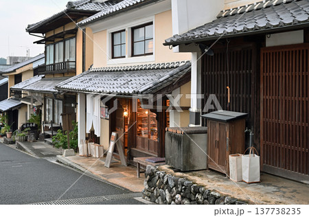 重要伝統的建造物群保存地区内子の坂道に灯る明かりと情緒あふれる伝統的な町家の家並み 137738235
