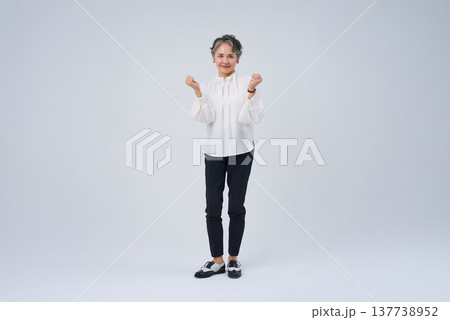 応援のポーズをするシニア女性 応援のポーズをするシニア女性 137738952