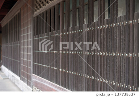 重要伝統的建造物群保存地区内子の町家に見られる弁柄塗りの出格子と伝統的な日本建築の意匠 137739337