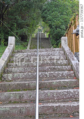 重要伝統的建造物群保存地区内子の高台に鎮座する神社へと続く歴史ある石造りの階段 重要伝統的建造物群保存地区内子の高台に鎮座する神社へと続く歴史ある石造りの階段 137739367